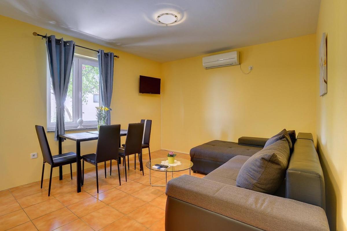 Apartments Puntica Liznjan Bagian luar foto